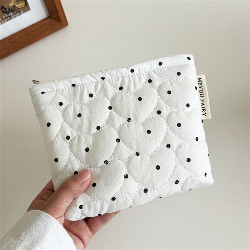 Lūpų kosmetinė su kvilėtu taškelių raštu, rankinė mini clutch, poliesteris
