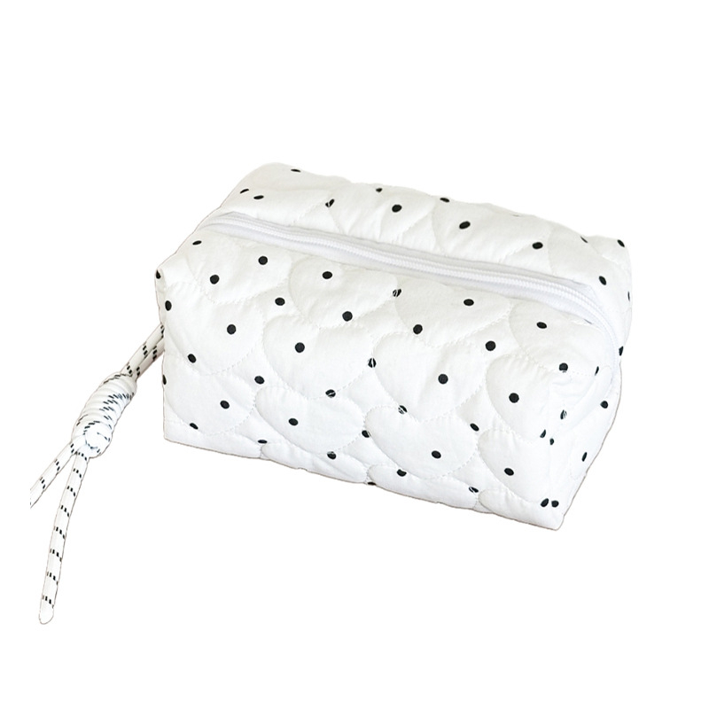 Lūpų kosmetinė su kvilėtu taškelių raštu, rankinė mini clutch, poliesteris