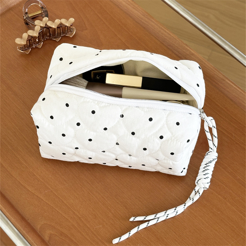 Lūpų kosmetinė su kvilėtu taškelių raštu, rankinė mini clutch, poliesteris
