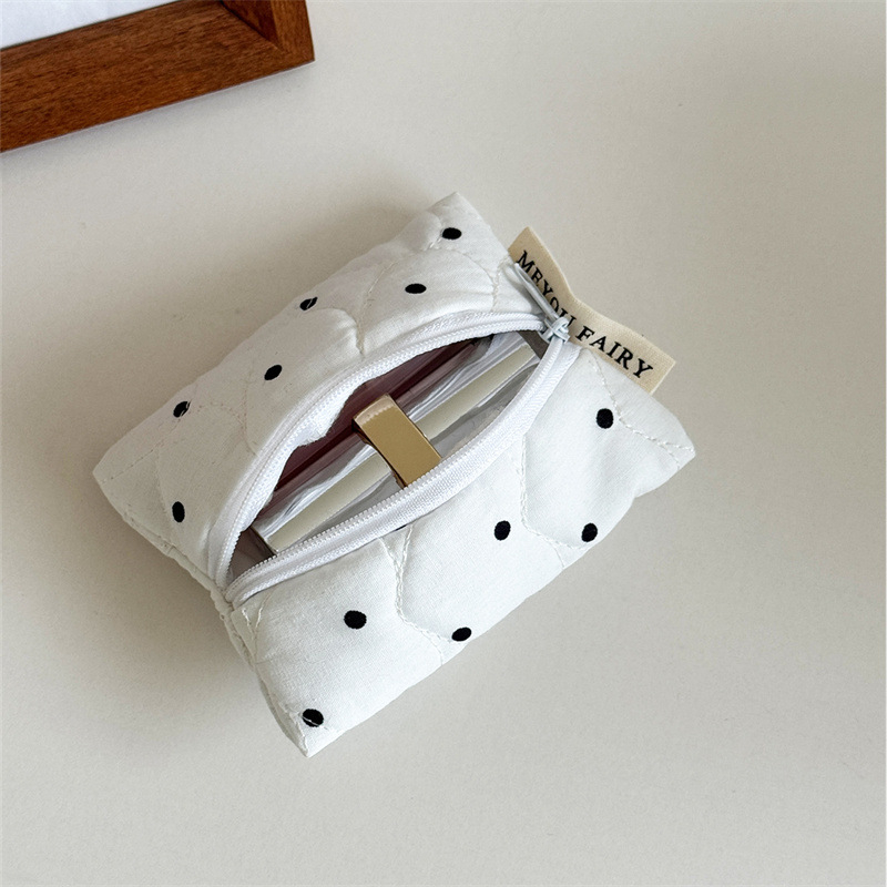 Lūpų kosmetinė su kvilėtu taškelių raštu, rankinė mini clutch, poliesteris