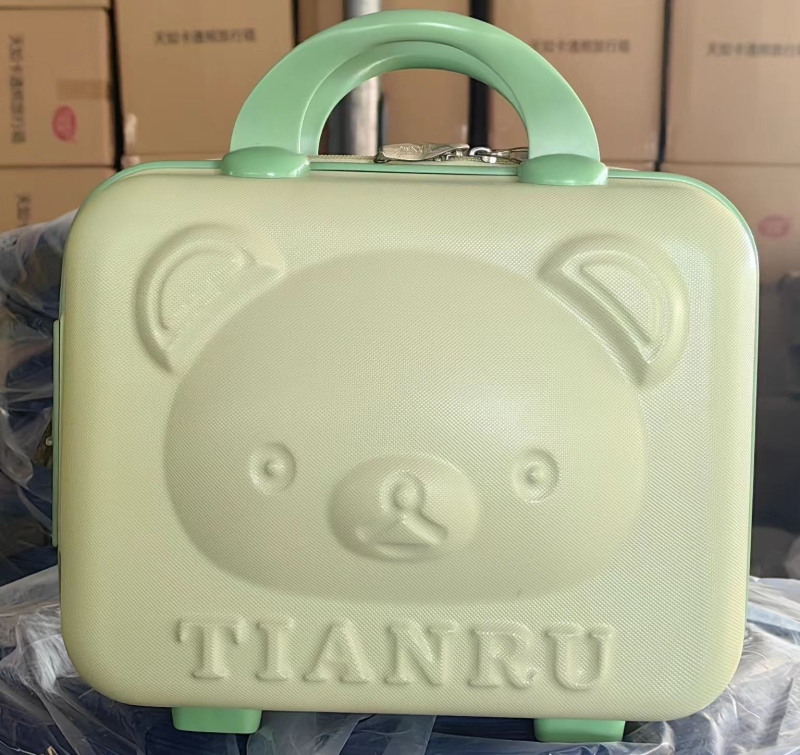 Utazási koffer és kozmetikai táska állatmintával; ABS anyag; cipzáras nyitás; kiterjeszthető rekesz; hagyományos jelszós zár; poliészter bélés