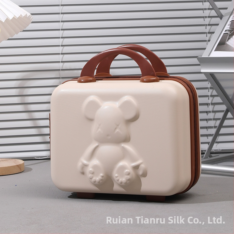 Kelioninis lagaminas su kosmetikos krepšiu gyvūnų raštu; ABS medžiaga; užtrauktuko atidarymas; papildomas skyrius; įprastas slaptažodžio užraktas; poliesterio pamušalas