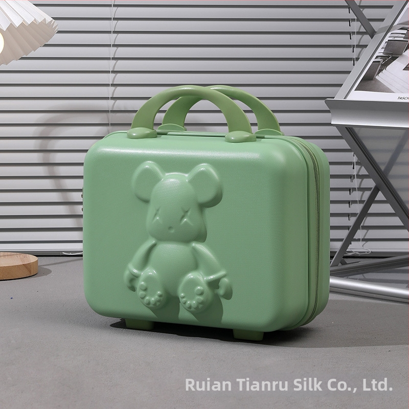 Kelioninis lagaminas su kosmetikos krepšiu gyvūnų raštu; ABS medžiaga; užtrauktuko atidarymas; papildomas skyrius; įprastas slaptažodžio užraktas; poliesterio pamušalas