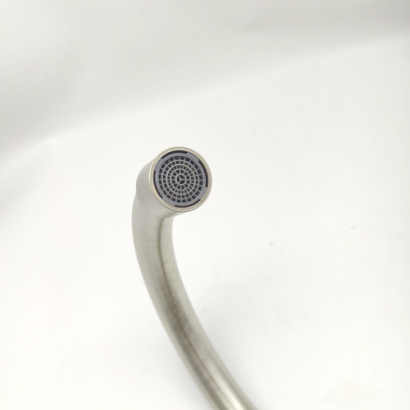 Кухненски вертикален кран от шлифована неръждаема стомана, едноръков и с едно дупче, с маркуч; модел LS-11, керамичен клапан, 0-90°C, 10 MPa