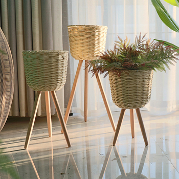 Скандинавски стил: ратанова кошница за цветя върху дървена висока стойка за подова употреба