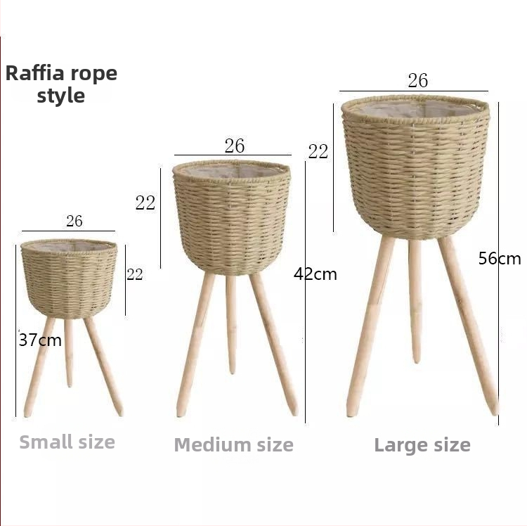 Rataninis gėlių krepšelis ant medinio aukšto grindų stovo vidaus interjerui, kvėpuojantis ir patvarus