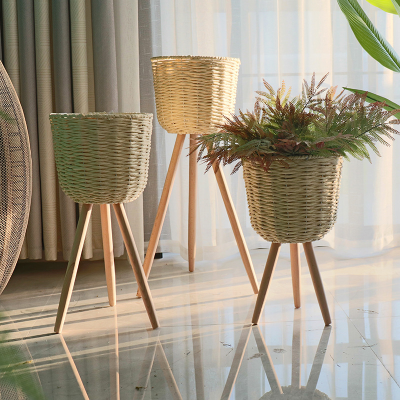 Скандинавски стил: ратанова кошница за цветя върху дървена висока стойка за подова употреба