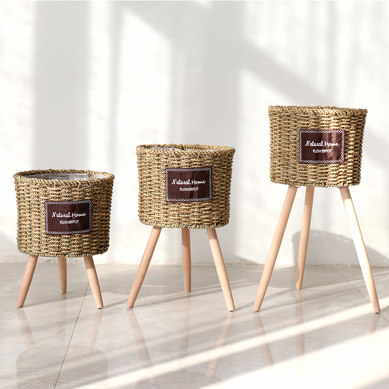 Скандинавски стил: ратанова кошница за цветя върху дървена висока стойка за подова употреба