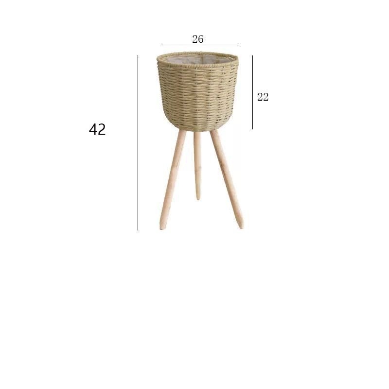 Скандинавски стил: ратанова кошница за цветя върху дървена висока стойка за подова употреба