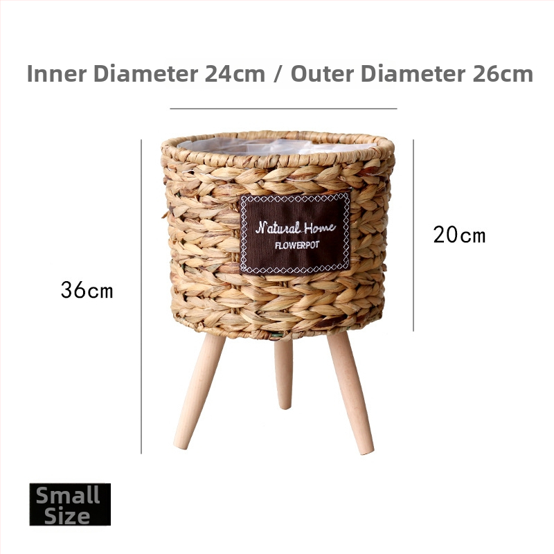 Rataninis gėlių krepšelis ant medinio aukšto grindų stovo vidaus interjerui, kvėpuojantis ir patvarus