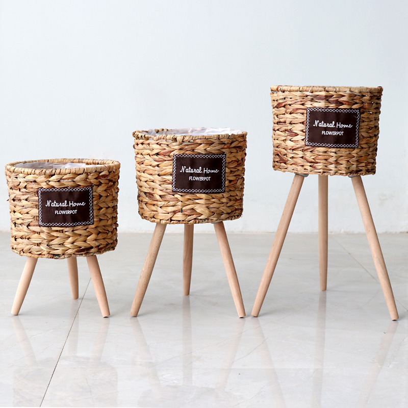 Скандинавски стил: ратанова кошница за цветя върху дървена висока стойка за подова употреба