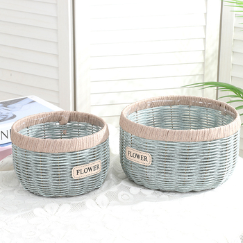 Саксия за цветя от имитационен ратан с метална рамка; ръчно плетена (Материал: PE имитационен ратан + метална рамка; Начин на използване: бюро или под; Занаят: ръчна изработка; Метод на производство: плетене)