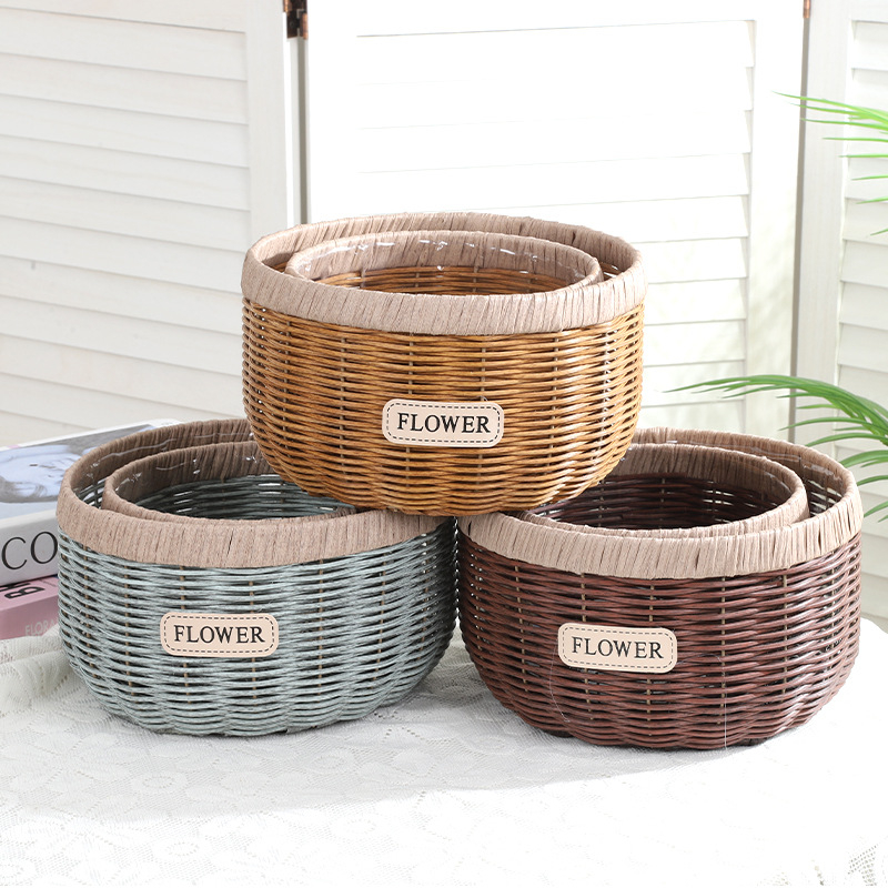 Саксия за цветя от имитационен ратан с метална рамка; ръчно плетена (Материал: PE имитационен ратан + метална рамка; Начин на използване: бюро или под; Занаят: ръчна изработка; Метод на производство: плетене)