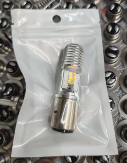 Lampa LED pentru motocicletă – compatibilă cu P15D, H6, H4, BA20D, 12SMD; 6W; 12-80V; carcasă din aluminiu