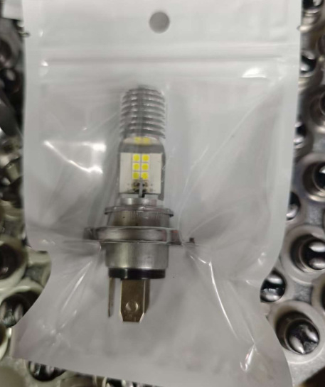 Lampa LED pentru motocicletă – compatibilă cu P15D, H6, H4, BA20D, 12SMD; 6W; 12-80V; carcasă din aluminiu