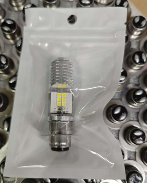 Lampa LED pentru motocicletă – compatibilă cu P15D, H6, H4, BA20D, 12SMD; 6W; 12-80V; carcasă din aluminiu