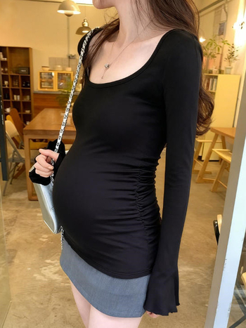 Rasedate top ruudukujulise kaelusega, pikad varrukad, trompetvarrukas, tavaline pikkus, kõrge elastus, 80-90% peamine kangas