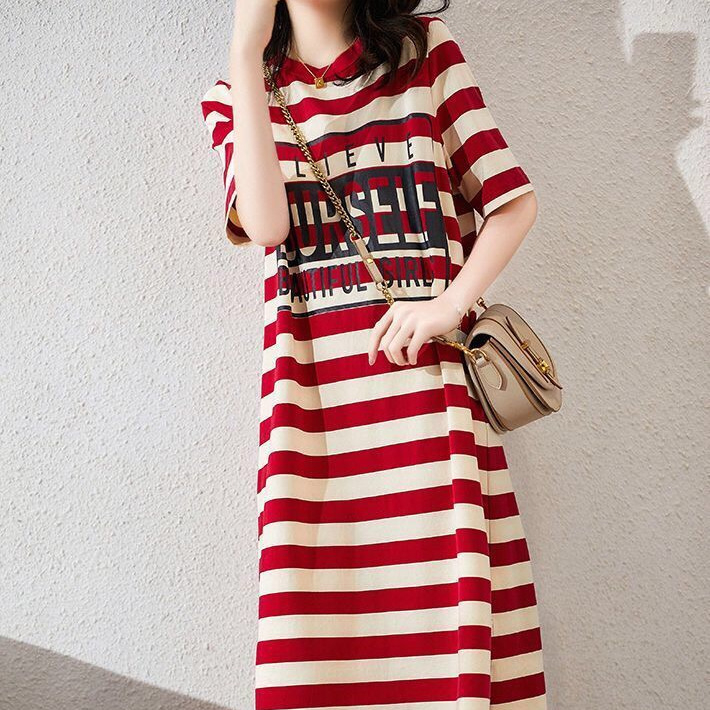 Бременска рокля с райета, кръгло деколте, ръкав 3/4, камбановидна пола със средна дължина