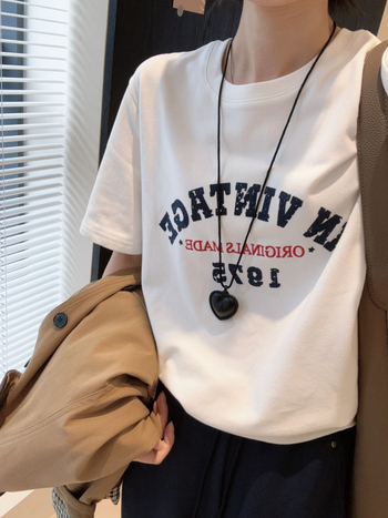 Tricou lejer din amestec bumbac-poliester, mâneci scurte, guler rotund, textură catifelată și litere brodate, stil japonez-coreean casual