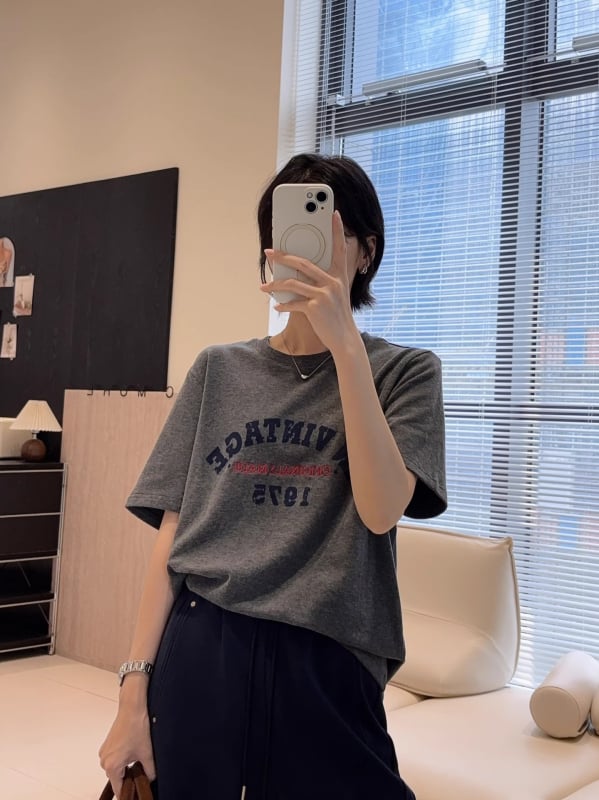 Tricou lejer din amestec bumbac-poliester, mâneci scurte, guler rotund, textură catifelată și litere brodate, stil japonez-coreean casual