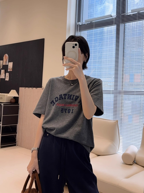 Tricou lejer din amestec bumbac-poliester, mâneci scurte, guler rotund, textură catifelată și litere brodate, stil japonez-coreean casual