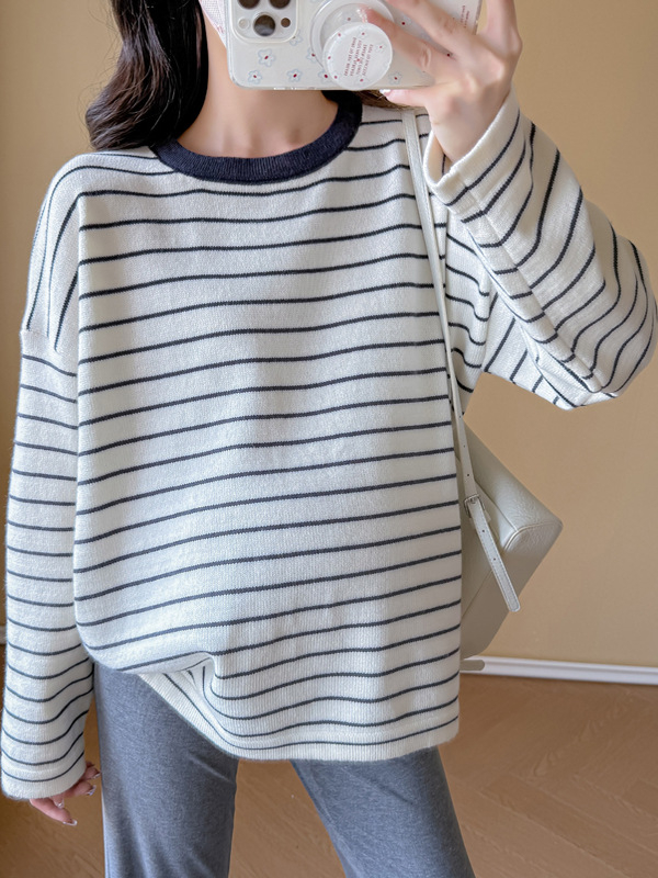 Tricou de mămică cu mânecă lungă în dungi, croială lejeră, guler rotund, material viscose, lungime standardă (50–65 cm)