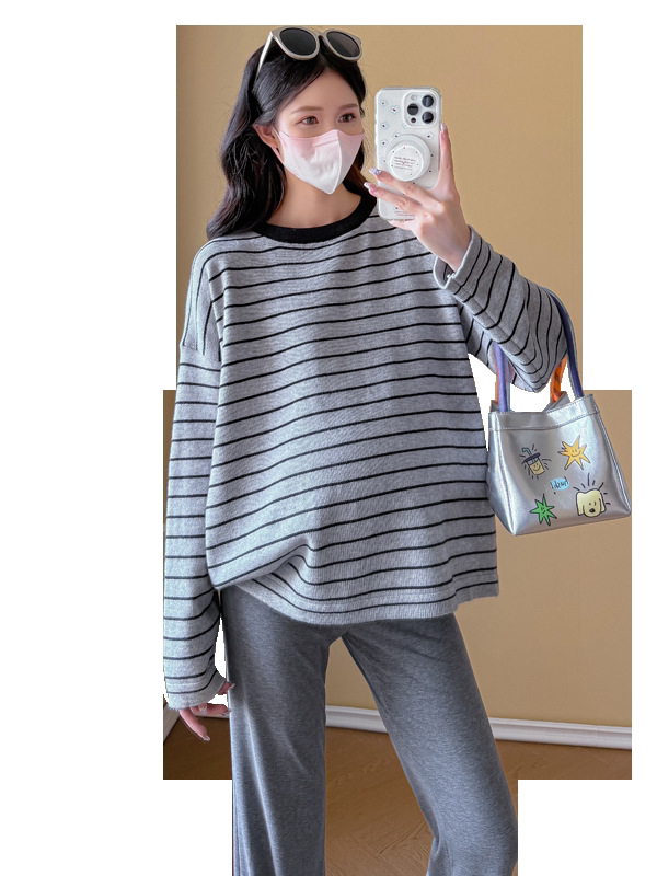 Tricou de mămică cu mânecă lungă în dungi, croială lejeră, guler rotund, material viscose, lungime standardă (50–65 cm)