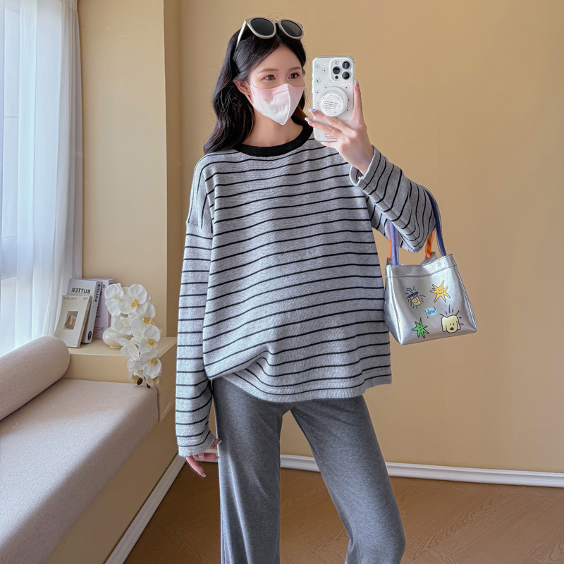 Tricou de mămică cu mânecă lungă în dungi, croială lejeră, guler rotund, material viscose, lungime standardă (50–65 cm)