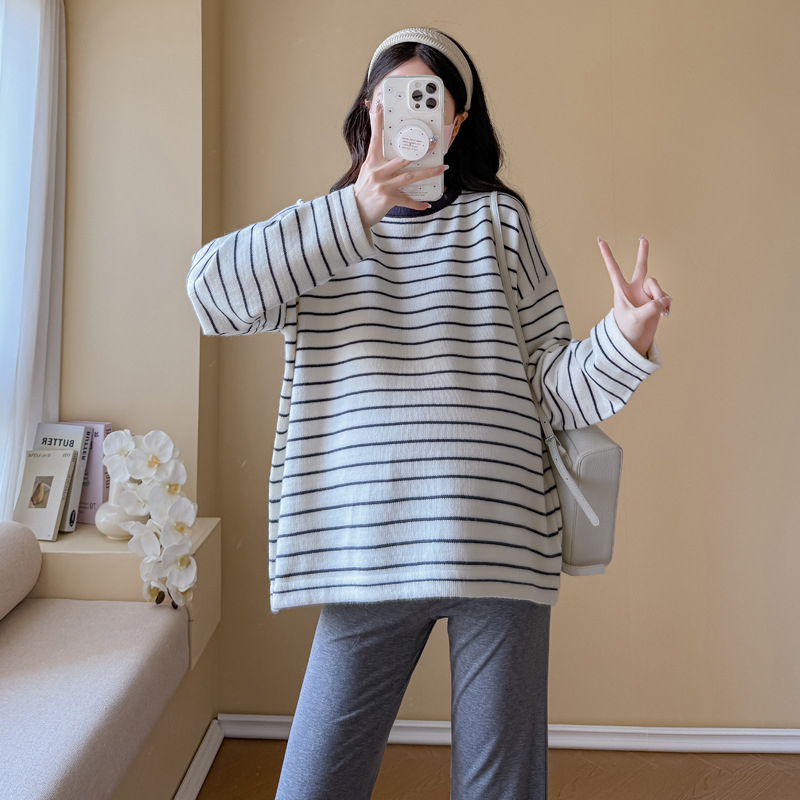 Tricou de mămică cu mânecă lungă în dungi, croială lejeră, guler rotund, material viscose, lungime standardă (50–65 cm)