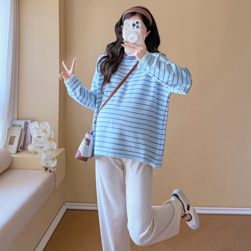 Tricou de mămică cu mânecă lungă în dungi, croială lejeră, guler rotund, material viscose, lungime standardă (50–65 cm)