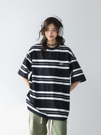 Női japán stílusú póló hímzett csíkokkal, rövid ujjú, kerek nyakú, kontrasztos varrással, lezser mindennapi viselet