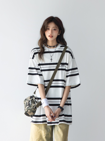 Női japán stílusú póló hímzett csíkokkal, rövid ujjú, kerek nyakú, kontrasztos varrással, lezser mindennapi viselet