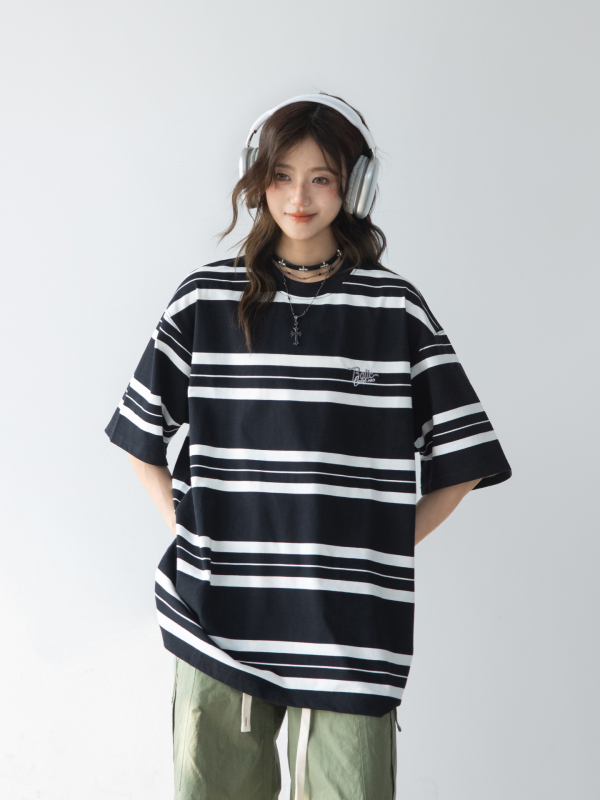 Női japán stílusú póló hímzett csíkokkal, rövid ujjú, kerek nyakú, kontrasztos varrással, lezser mindennapi viselet