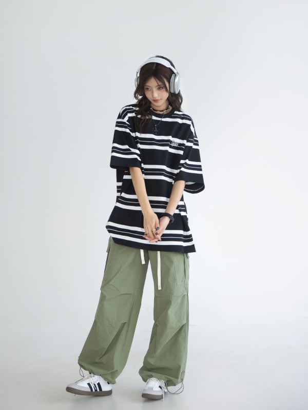 Női japán stílusú póló hímzett csíkokkal, rövid ujjú, kerek nyakú, kontrasztos varrással, lezser mindennapi viselet