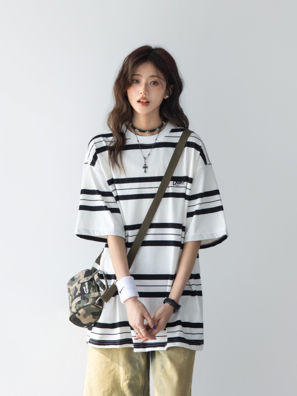 Női japán stílusú póló hímzett csíkokkal, rövid ujjú, kerek nyakú, kontrasztos varrással, lezser mindennapi viselet