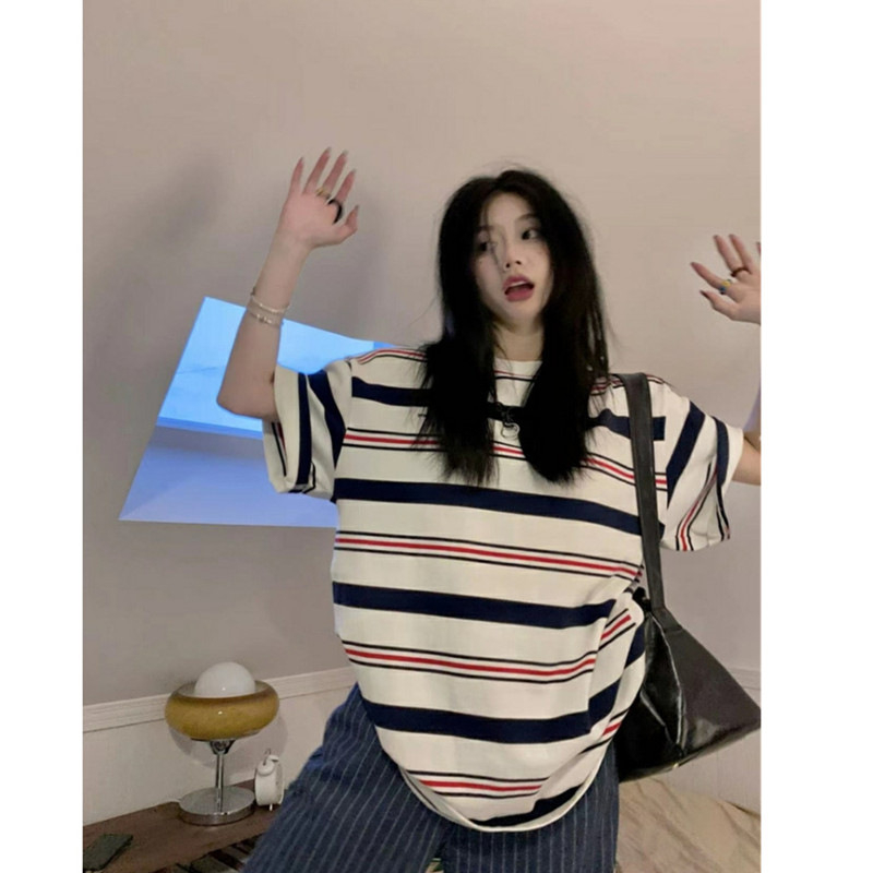 Női csíkos rövid ujjú T-shirt, lazán szabott, kerek nyakú, Milk Silk/poliészter anyag, nyár 2025