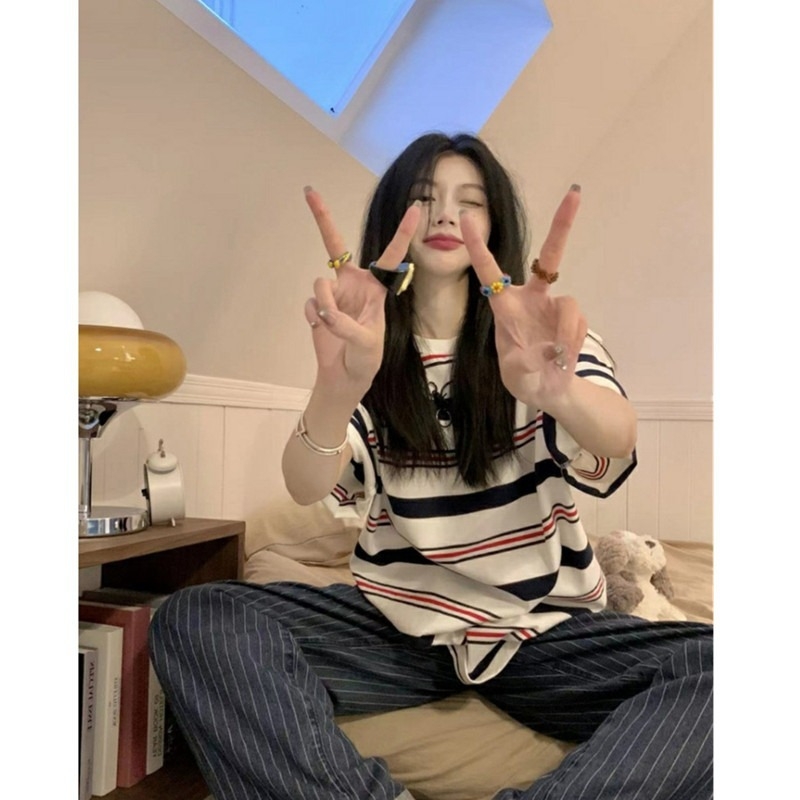 Női csíkos rövid ujjú T-shirt, lazán szabott, kerek nyakú, Milk Silk/poliészter anyag, nyár 2025