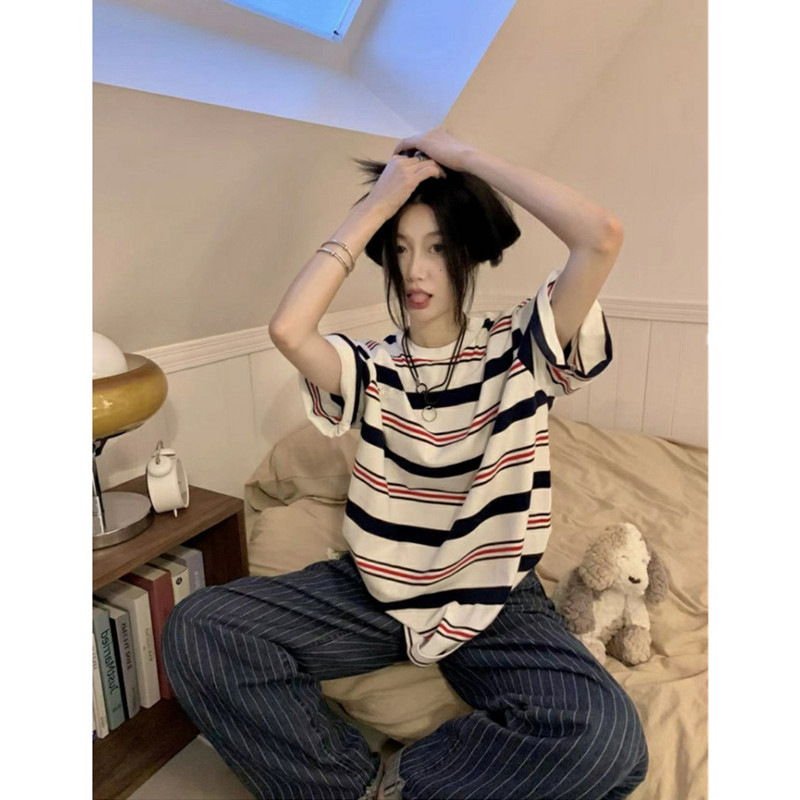 Női csíkos rövid ujjú T-shirt, lazán szabott, kerek nyakú, Milk Silk/poliészter anyag, nyár 2025