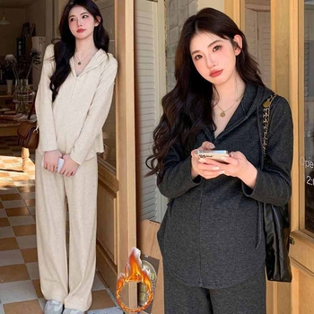 Rasedate kapuutsiga pool-zip džemper, flisvoodriga; vaba lõige, katab kõhtu; pikad varrukad; paks materjal; peamine materjal: 71% polüester, viskoos.