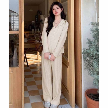 Rasedate kapuutsiga pool-zip džemper, flisvoodriga; vaba lõige, katab kõhtu; pikad varrukad; paks materjal; peamine materjal: 71% polüester, viskoos.