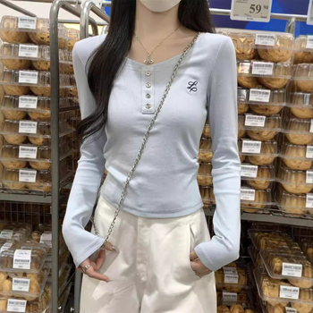 Bavlnené dlhé rukávy tričko s výšivkou na pravom ramene, okrúhly výstrih, úzky strih