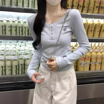 Bavlnené dlhé rukávy tričko s výšivkou na pravom ramene, okrúhly výstrih, úzky strih