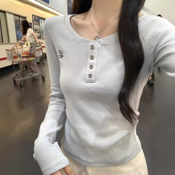 Bavlnené dlhé rukávy tričko s výšivkou na pravom ramene, okrúhly výstrih, úzky strih