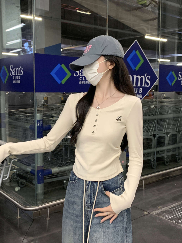 Bavlnené dlhé rukávy tričko s výšivkou na pravom ramene, okrúhly výstrih, úzky strih