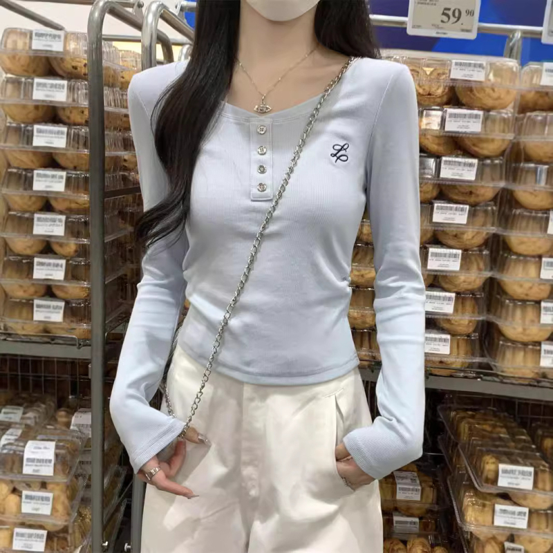 Bavlnené dlhé rukávy tričko s výšivkou na pravom ramene, okrúhly výstrih, úzky strih