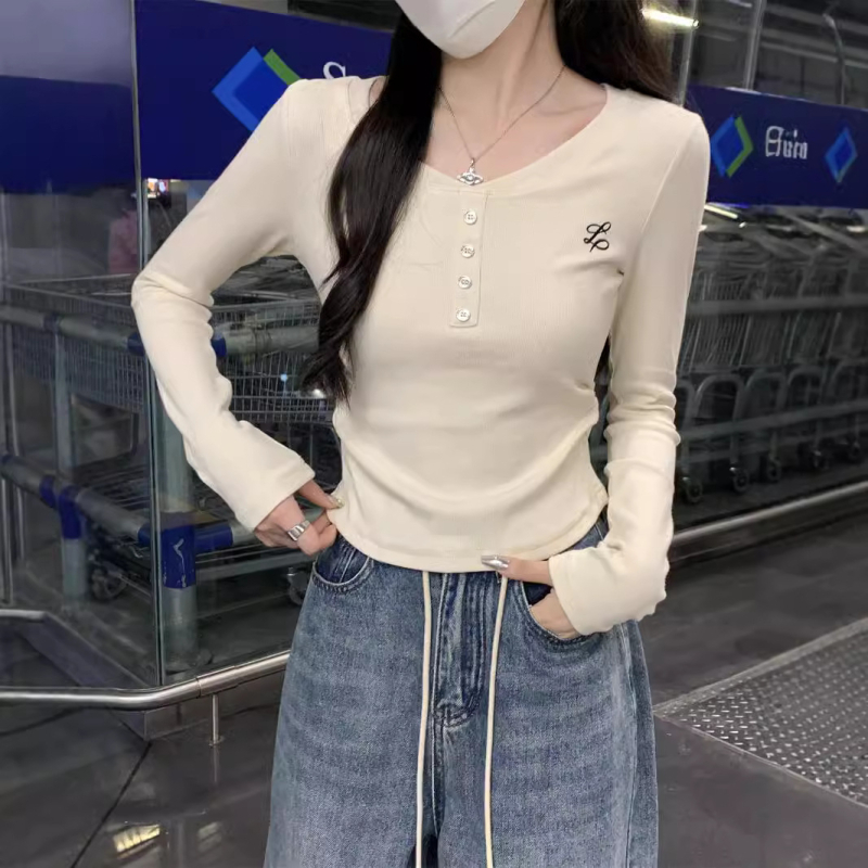 Bavlnené dlhé rukávy tričko s výšivkou na pravom ramene, okrúhly výstrih, úzky strih