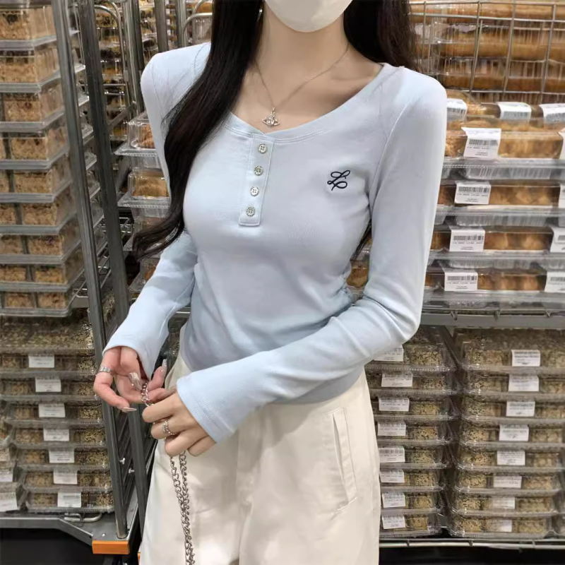 Bavlnené dlhé rukávy tričko s výšivkou na pravom ramene, okrúhly výstrih, úzky strih