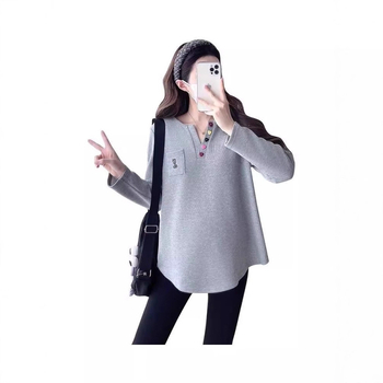 Nėščiųjų megztinis su V formos kaklu, ilgos rankovės, vidutinio ilgio, geometrinis raštas