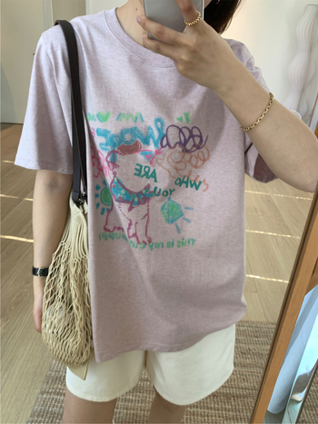 Naistele puuvillane T-särk loomamustriga, ümmarguse kaelusega, lühikeste varrukatega, lõdva lõikega, keskmise pikkusega