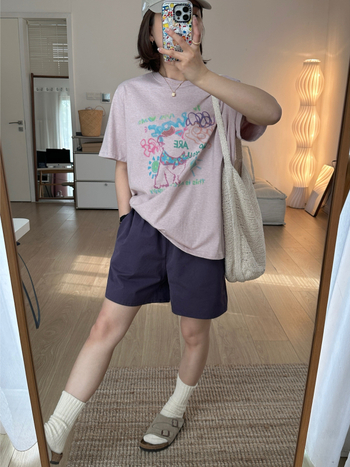 Naistele puuvillane T-särk loomamustriga, ümmarguse kaelusega, lühikeste varrukatega, lõdva lõikega, keskmise pikkusega